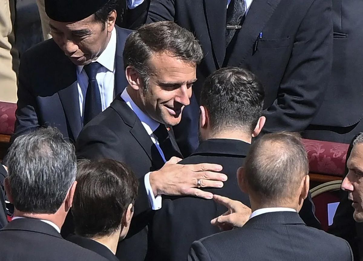El presidente de Francia, Emmanuel Macron, saluda al presidente de Ucrania, Volodímir Zelenski, durante el funeral del papa Francisco en el Vaticano. Crédito: EFE/Riccardo Antimiani. El presidente de Francia, Emmanuel Macron, saluda al presidente de Ucrania, Volodímir Zelenski, durante el funeral del papa Francisco en el Vaticano. Crédito: EFE/Riccardo Antimiani.