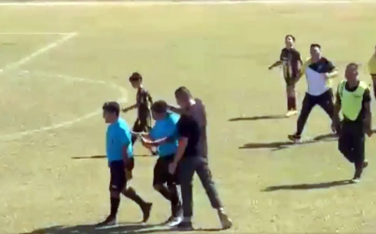 Los árbitros de un partido de fútbol infantil fueron agredidos violentamente en la cancha de Beltrán por representantes del club de Palmira.