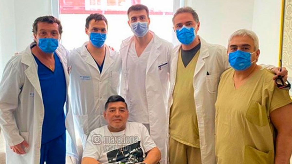 Maradona agradece a sus médicos luego de un chequeo anual.&nbsp;