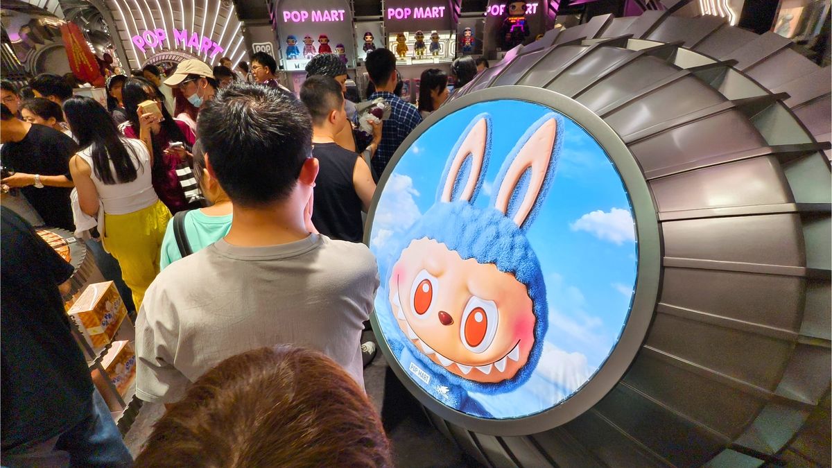 Una tienda de Pop Mart en Shanghai, repleta de clientes, refleja la fiebre por estos juguetes. CHEN YUYU / PARA CHINA DAILY