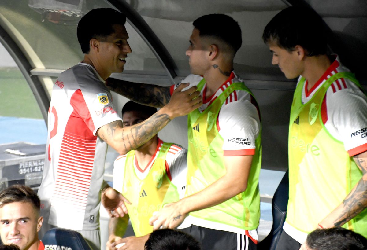 Enzo Pérez fue más cariñoso con los suplentes y el staff de River que con Martín Demichelis Enzo Pérez fue más cariñoso con los suplentes y el staff de River que con Martín Demichelis