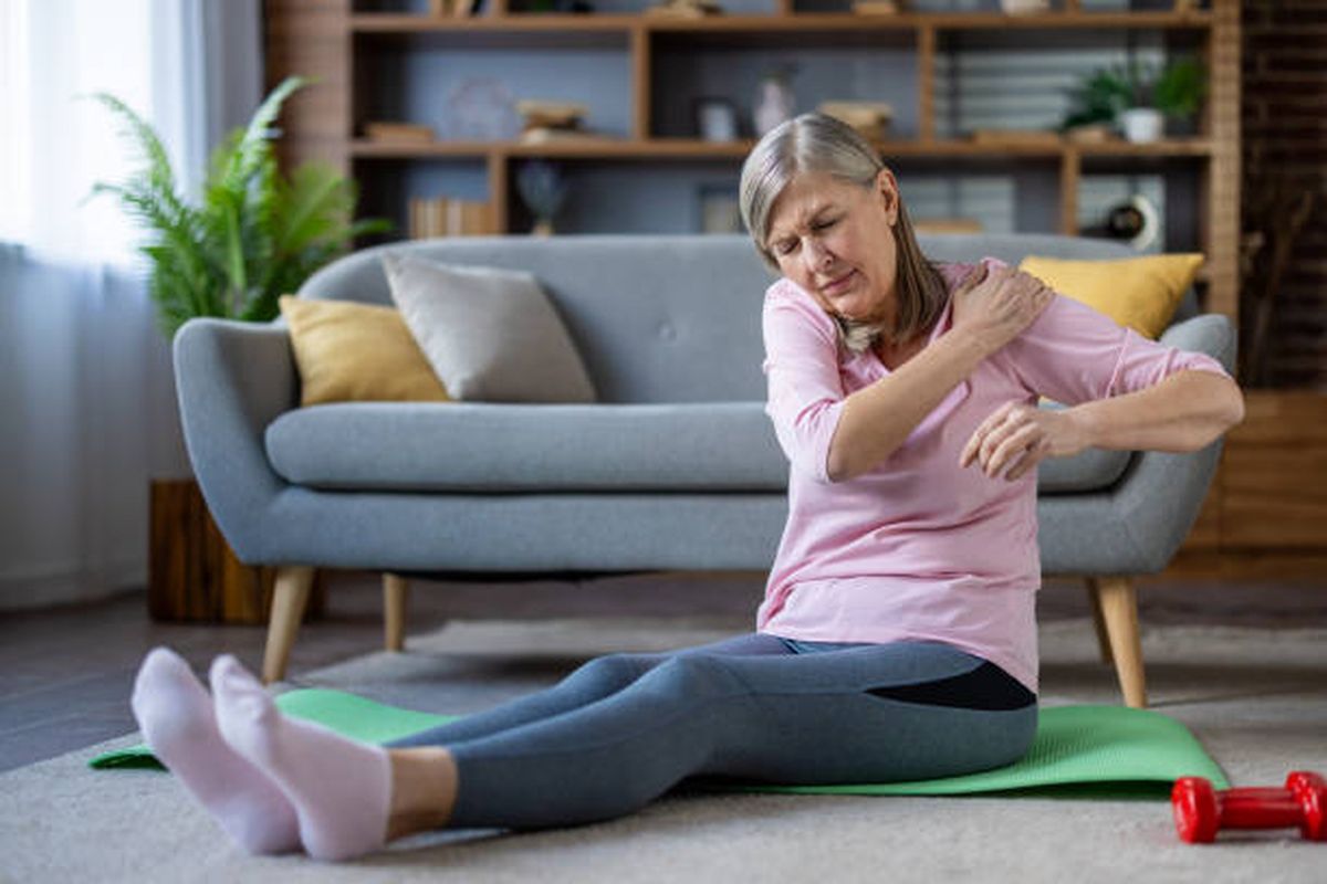 Las mujeres mayores de 50 años experimentan este dolor como un síntoma de la menopausia. Las mujeres mayores de 50 años experimentan este dolor como un síntoma de la menopausia.