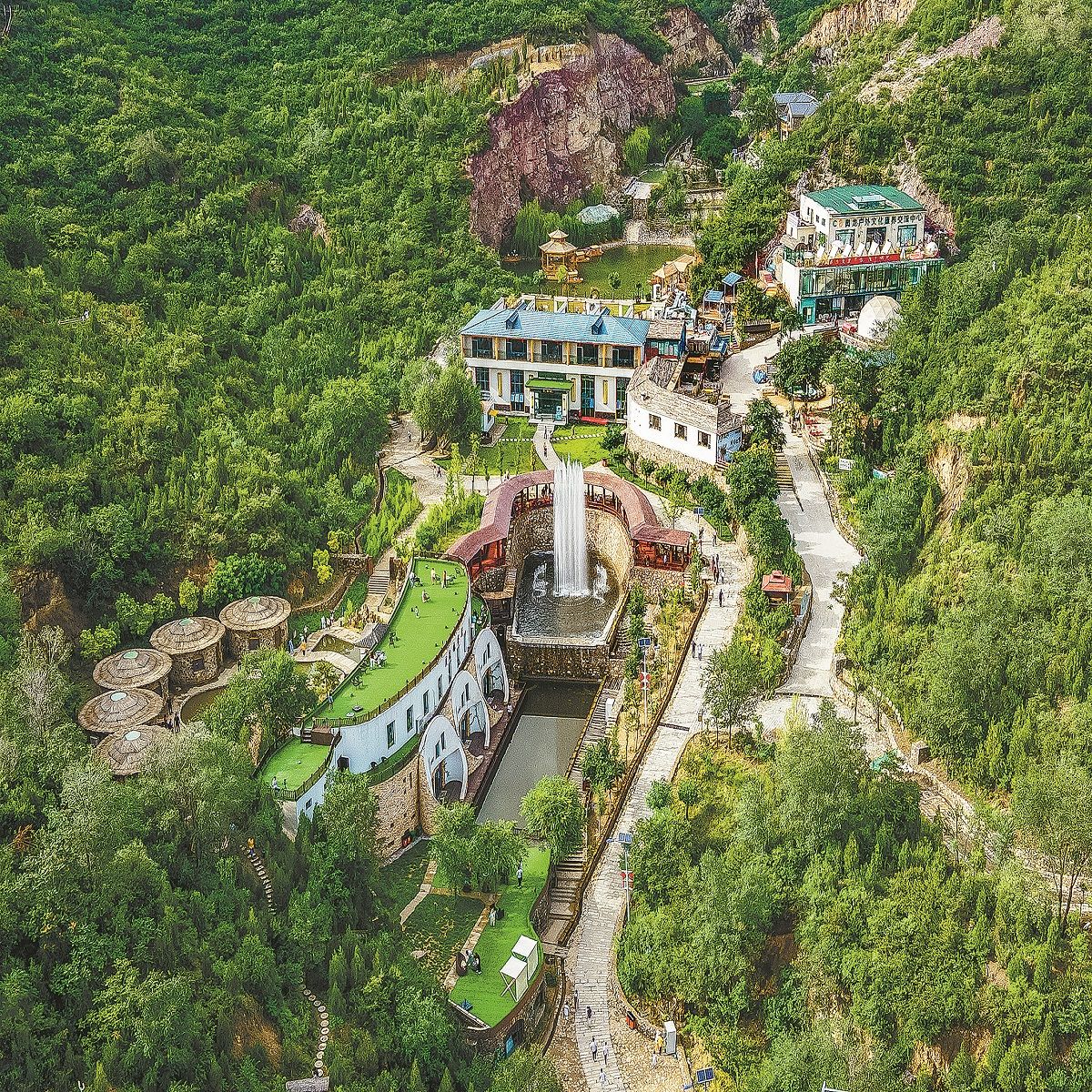 Un nuevo complejo turístico y hospedajes familiares construidos en Senqi, un pueblo suburbano en Taiyuan, provincia de Shanxi, donde las montañas alguna vez fueron áridas debido a la explotación de canteras. PARA USO DE CHINA DAILY.