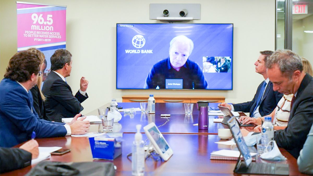 La comitiva argentina liderada por Sergio Massa durante la reunión con referentes del Banco Mundial en Washington.
