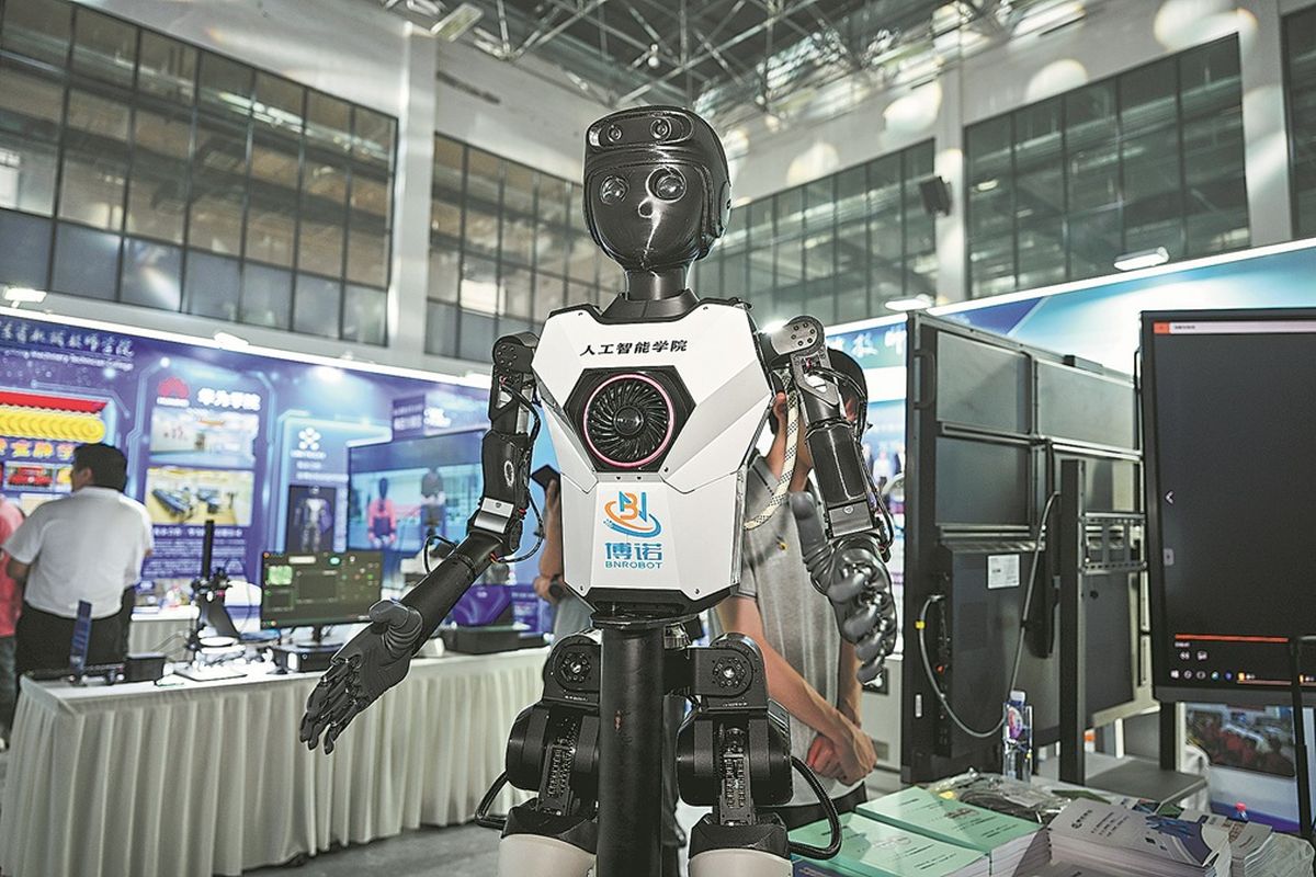Un robot expuesto durante una feria de empleo centrada en la inteligencia artificial y la industria robótica en Dongguan, provincia de Guangdong. PARA USO DE CHINA DAILY Un robot expuesto durante una feria de empleo centrada en la inteligencia artificial y la industria robótica en Dongguan, provincia de Guangdong. PARA USO DE CHINA DAILY