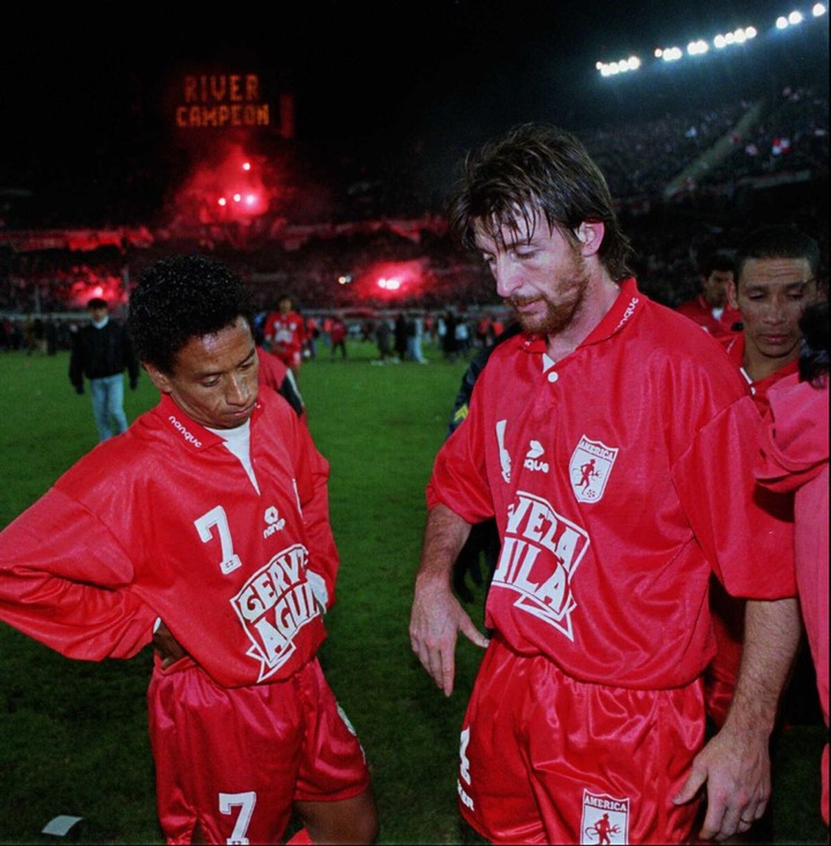 Alfredo Berti luego de perder la final de Copa Libertadores 1996 ante River, con Marcelo Escudero en el plantel del Millonario.&nbsp;