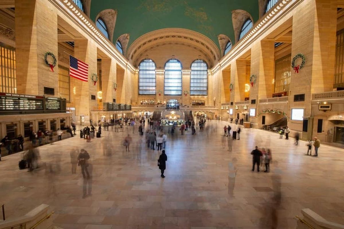 Alrededor de 100.000 personas pasan por la Grand Central Terminal de Nueva York cada día, algunos de ellos turistas y otros viajeros. Alrededor de 100.000 personas pasan por la Grand Central Terminal de Nueva York cada día, algunos de ellos turistas y otros viajeros.