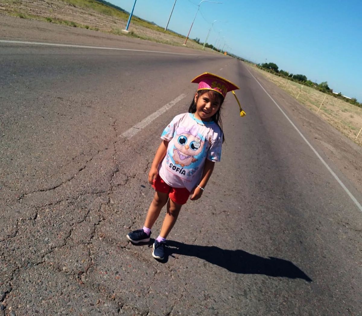 Sofía Llanos y un alto para la foto. Está acostumbrada a caminar kilómetros para llegar a la escuela en El Chilcal, Lavalle.