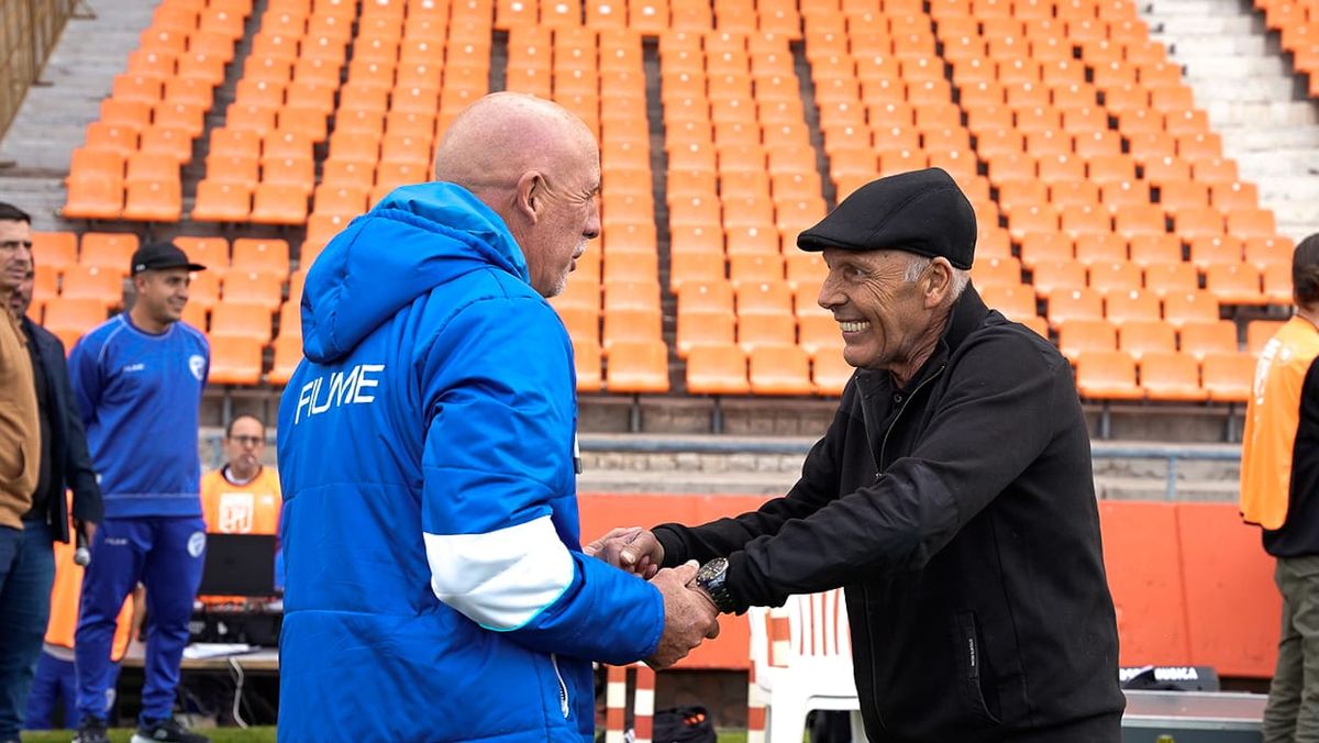 El Gato Oldrá lo saludó a Miguel Russo previo al partido ante Rosario Central. El Gato Oldrá lo saludó a Miguel Russo previo al partido ante Rosario Central.