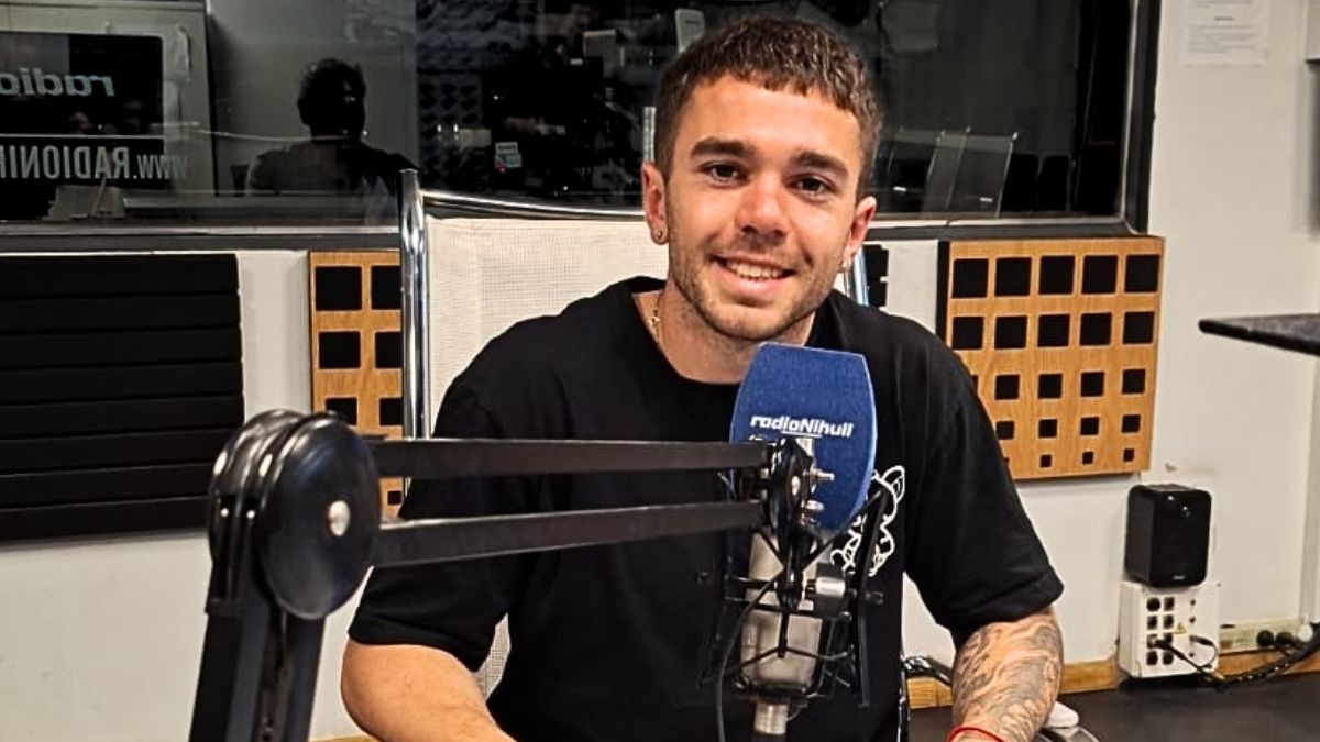 Nicolás Romano en el estudio de Radio Nihuil. 