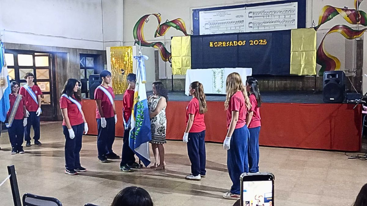 Un momento muy emotivo: el traspaso de los atributos de la bandera. Un momento muy emotivo: el traspaso de los atributos de la bandera.