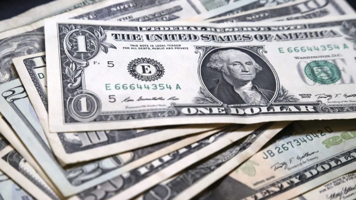 El dólar minorista cerró estable, con el mayorista y el blue en baja