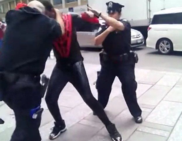 Video: arrestaron al Hombre Araña por picar a un policía