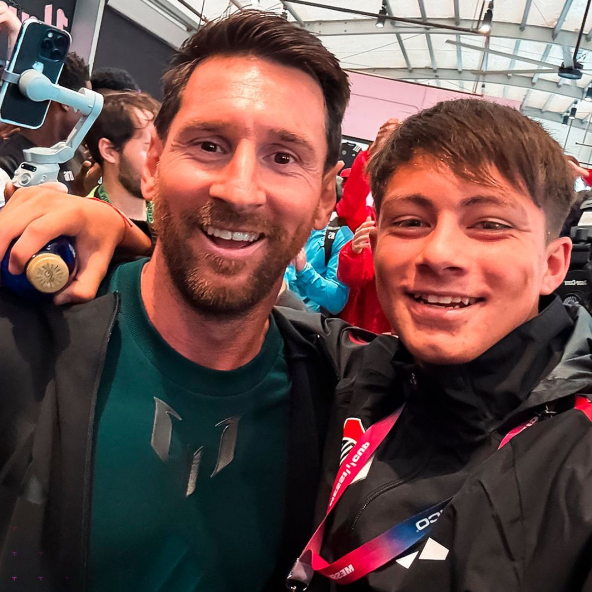 El astro y anfitri&oacute;n Lionel Messi pos&oacute; junto a los chicos de River antes del partido contra el Barcelona.