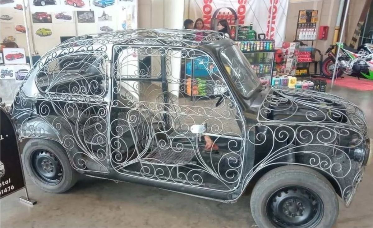 ¡Divino! Tuneó su Fiat 600 como si fuera transparente y es furor.