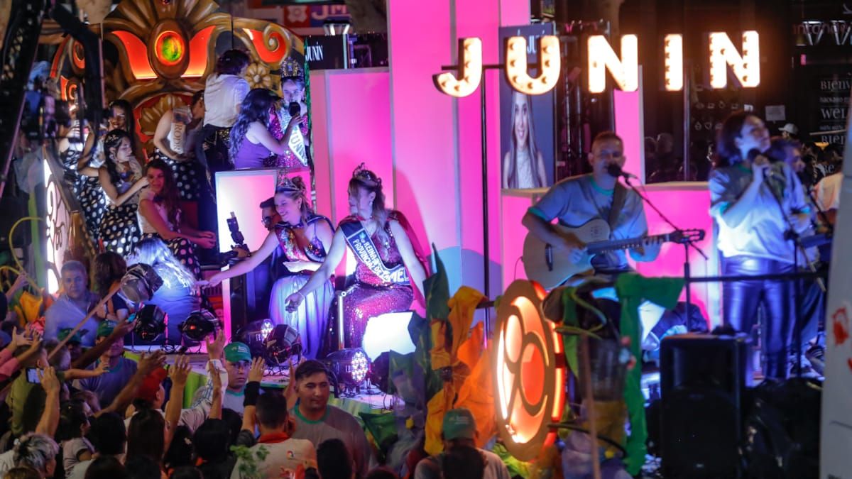 Con música en vivo, el carro de Junín representó al Con música en vivo, el carro de Junín representó al