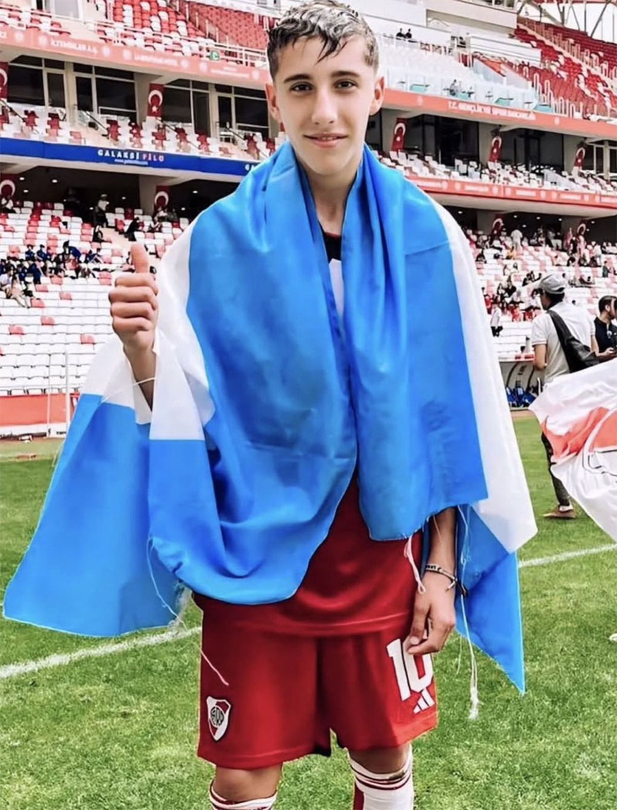 El pase de Luca Scarlato est&aacute; en el centro de la pol&eacute;mica.