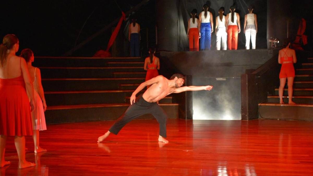 El cuerpo en movimiento, a través de la obra musical de Queen, con coreografías de danza jazz y contemporánea. El cuerpo en movimiento, a través de la obra musical de Queen, con coreografías de danza jazz y contemporánea.