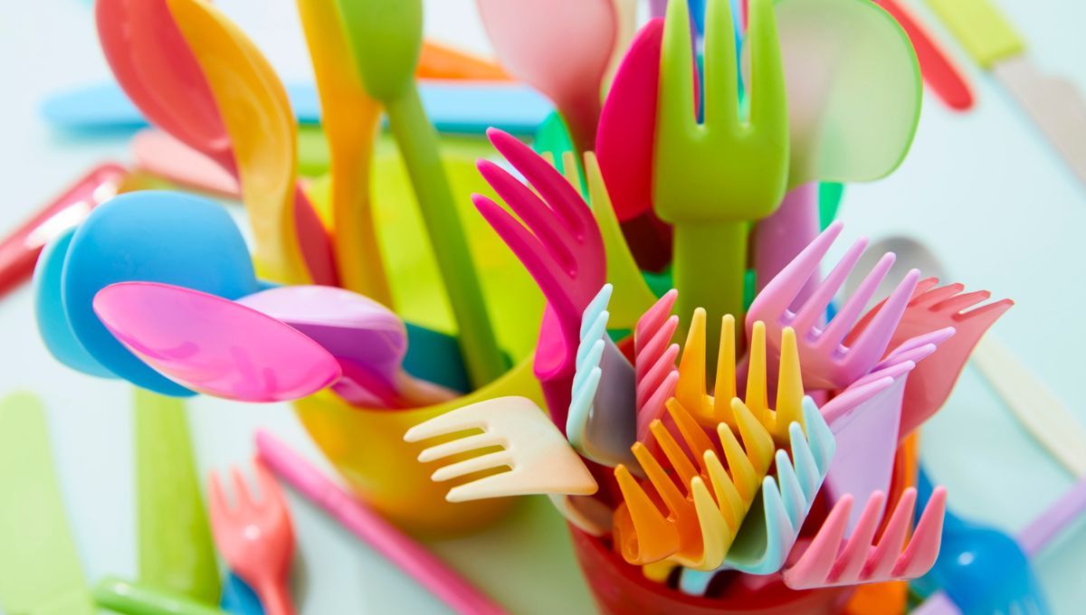 Combinando cucharas y tenedores de plástico, aprende hacer flores decorativas