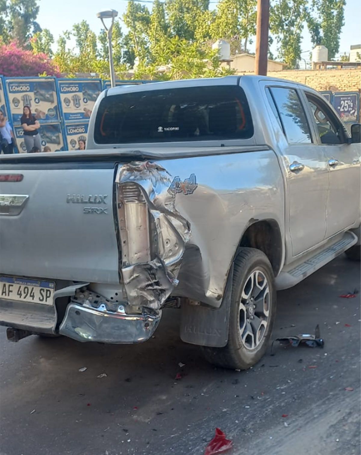 La camioneta Toyota Hilux, uno de los vehículos embestidos por el camión cargado con arena, en San José