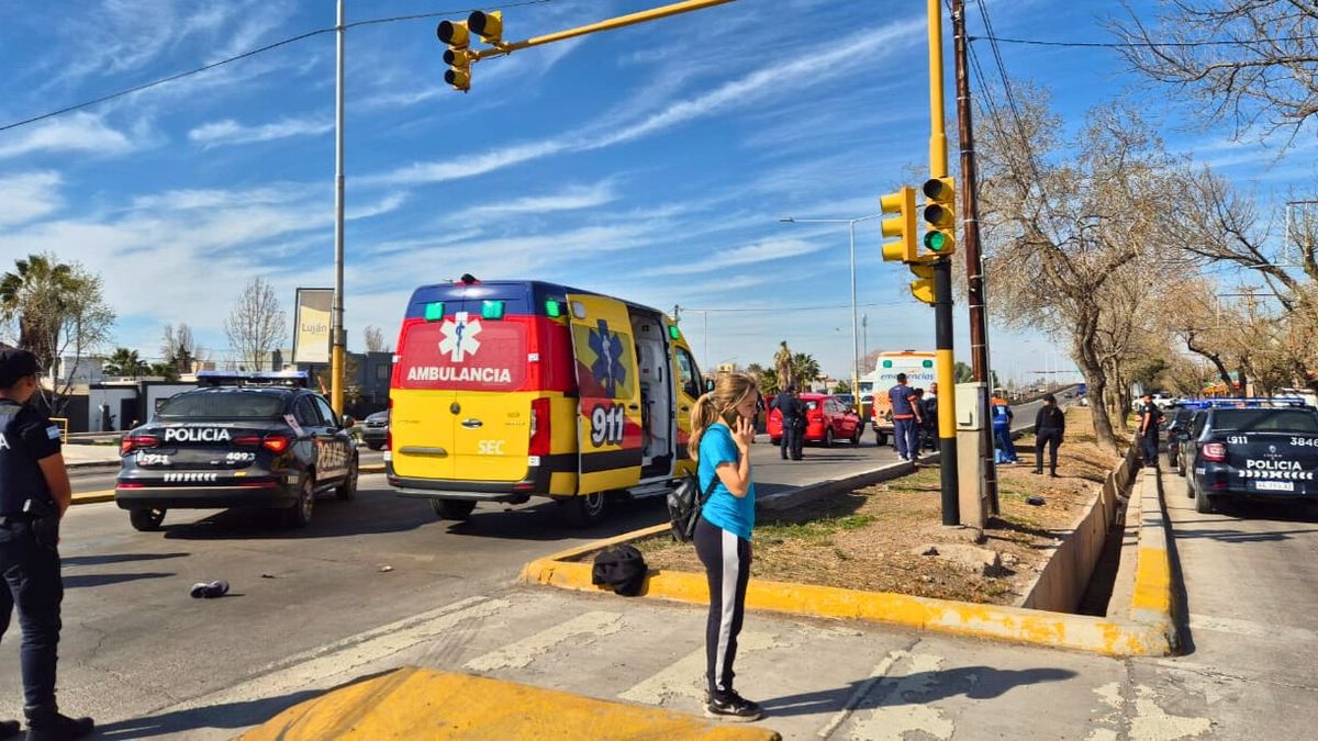 Mientras la mujer venía cruzando por la calle Paso, el semáforo se encontraba en intermitente amarillo. El auto que la atropelló venía a alta velocidad, según testigos. Mientras la mujer venía cruzando por la calle Paso, el semáforo se encontraba en intermitente amarillo. El auto que la atropelló venía a alta velocidad, según testigos. 