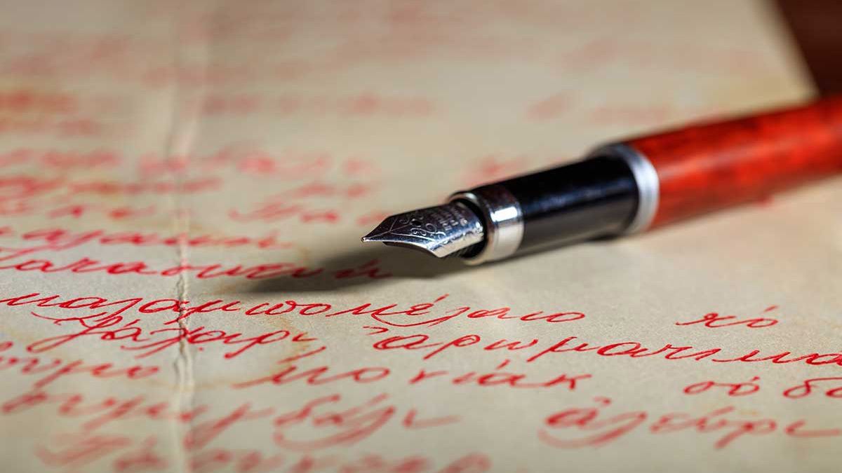 Así escribe la letra e las personas que critican mucho según la grafología