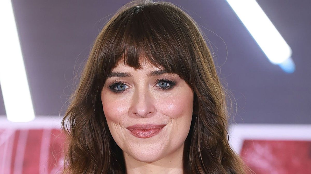 La actriz Dakota Johnson interpreta a Anne Elliot en la película de Netflix.