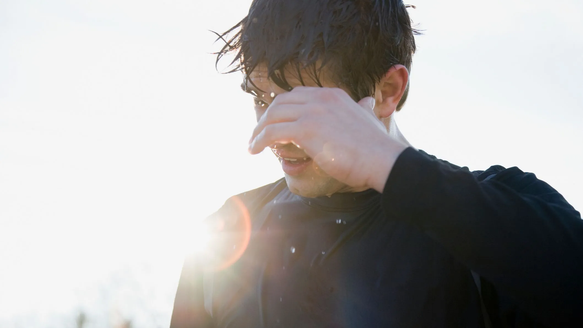 Con el calor el cuerpo transpira en gran cantidad Con el calor el cuerpo transpira en gran cantidad