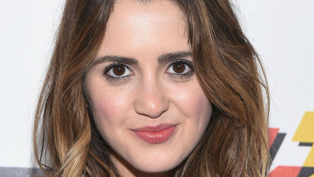 La actriz Laura Marano interpreta a Isabella en la película Tratamiento real, de Netflix.