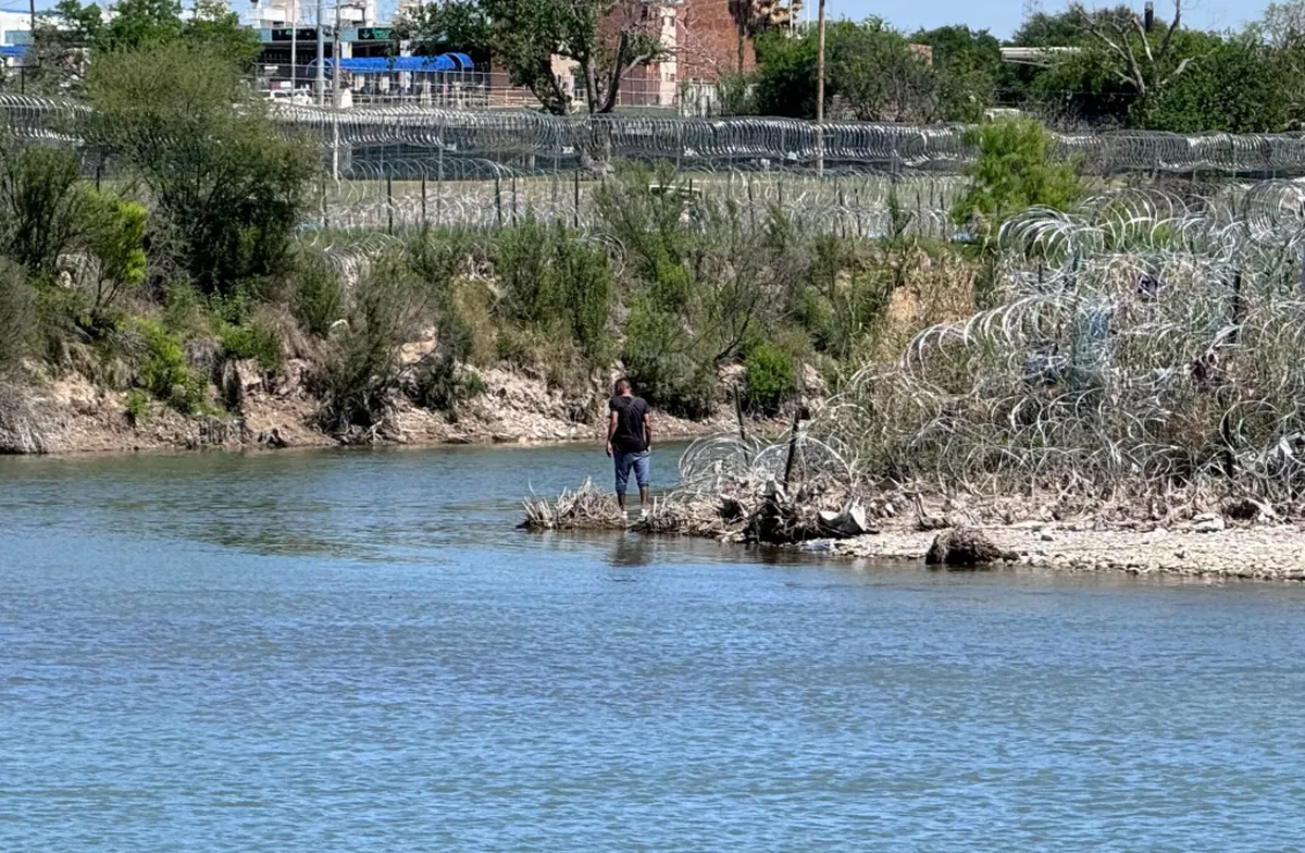 No sólo por mar tratan de ingresar, un migrante intenta ingresar a Estados Unidos luego de atravesar el Rio Bravo, en Eagle Pass, Texas (Estados Unidos). Crédito: EFE/Octavio Guzmán. No sólo por mar tratan de ingresar, un migrante intenta ingresar a Estados Unidos luego de atravesar el Rio Bravo, en Eagle Pass, Texas (Estados Unidos). Crédito: EFE/Octavio Guzmán.
