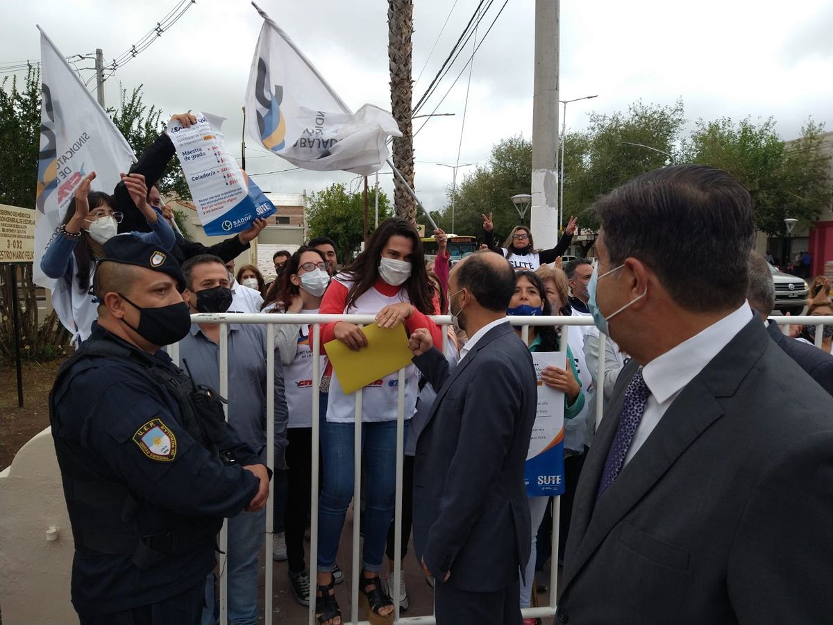 Los docentes ya entregaron una contraoferta por escrito y en la mano a José Thomas, el titular de la DGE.