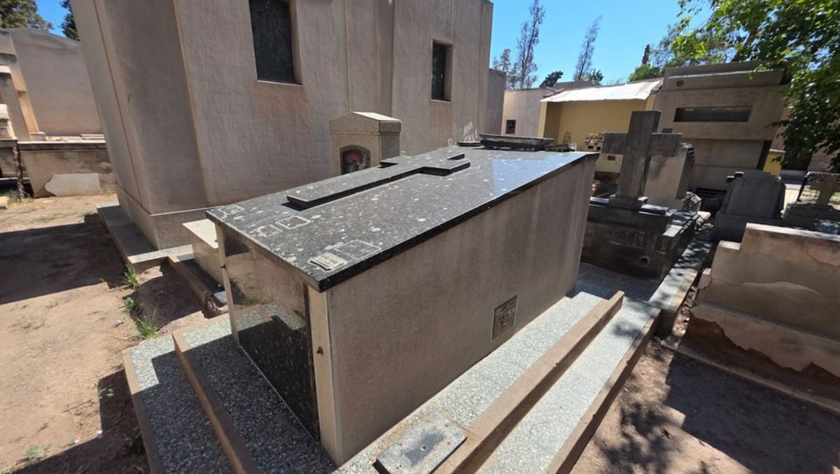 Tumba triste si las hay la de Juan Carrizo, el policía que le dio muerte a Cubillos. En la parte posterior, se pueden ver las placas del mausoleo del Gaucho Cubillos. 