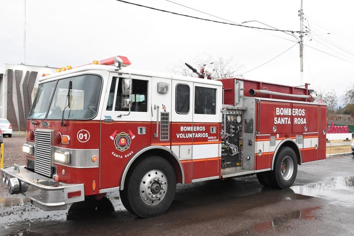El cuartel de bomberos voluntarios de Santa Rosa, recibió un camión de bomberos.