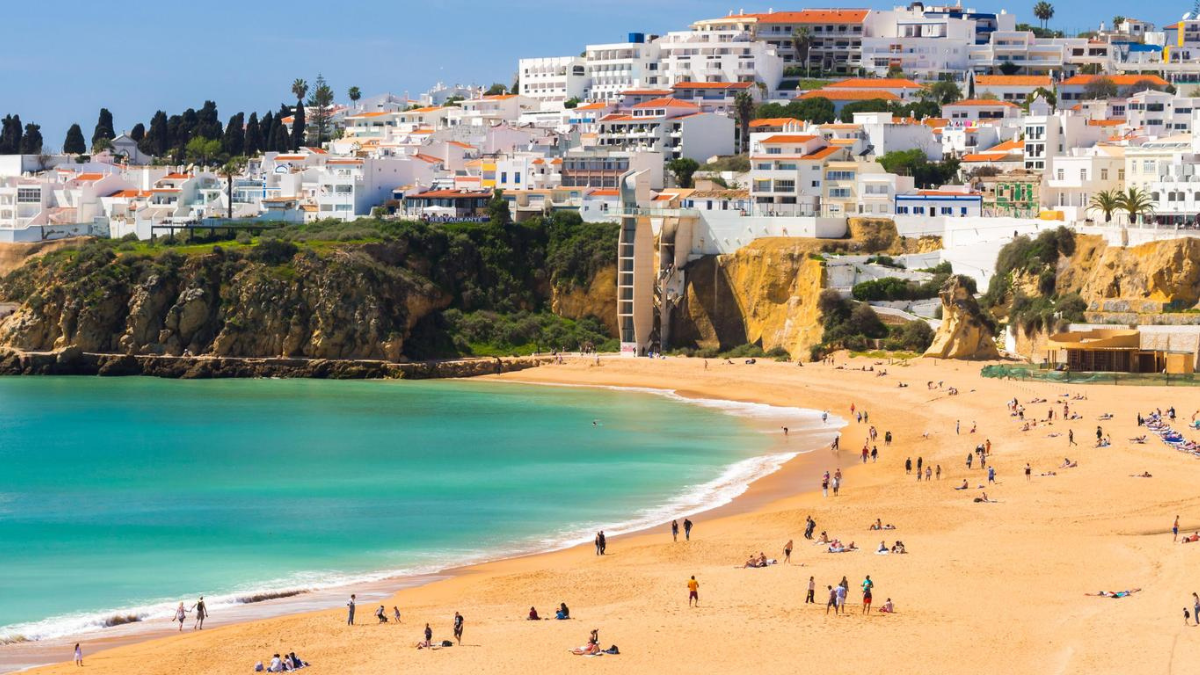 Es un paraíso de playas y sol y queda a solo dos horas y media de Sevilla