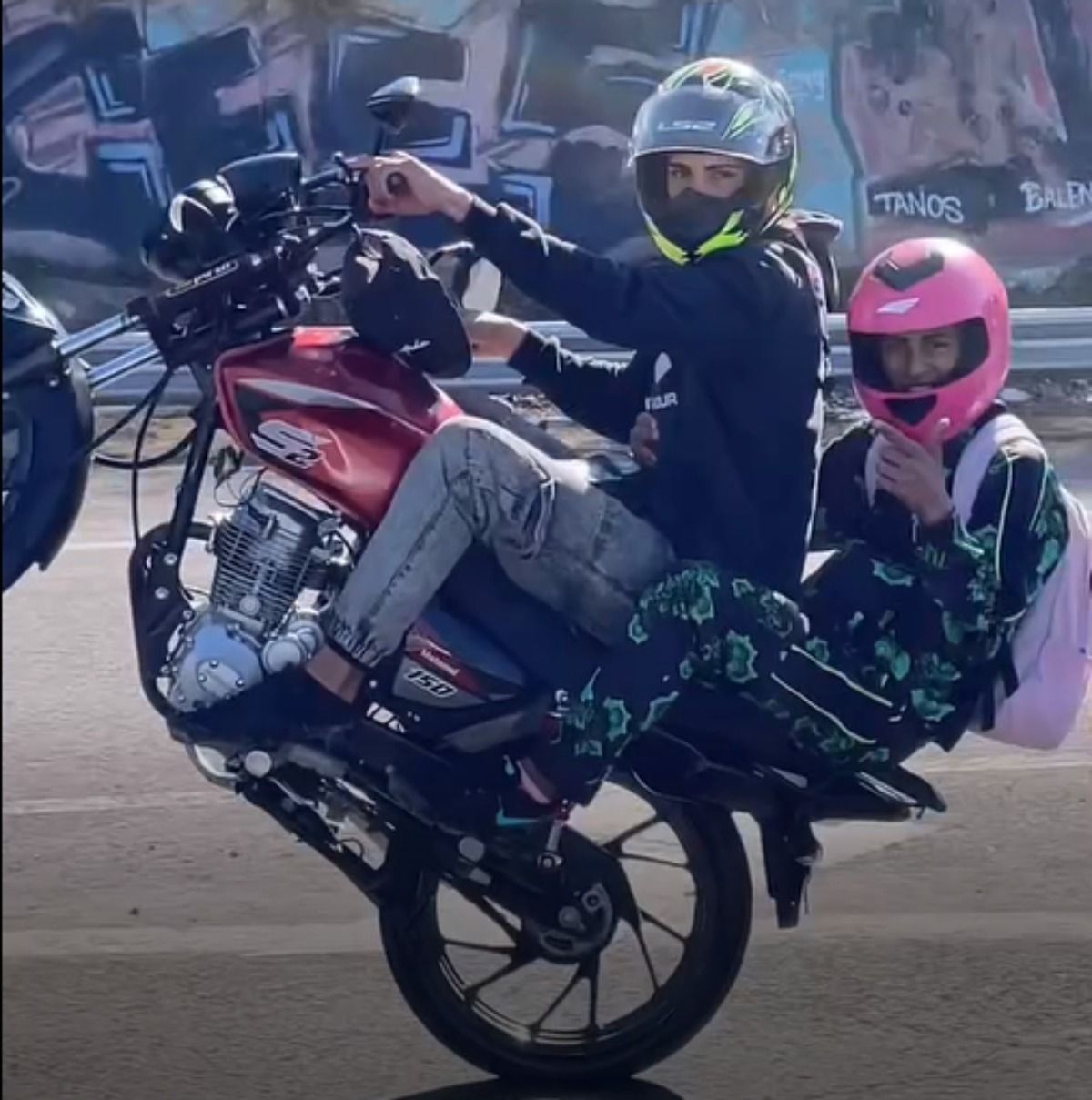Los adeptos de las piruetas en moto en los accesos generan preocupación a las autoridades en Mendoza. Los adeptos de las piruetas en moto en los accesos generan preocupación a las autoridades en Mendoza.