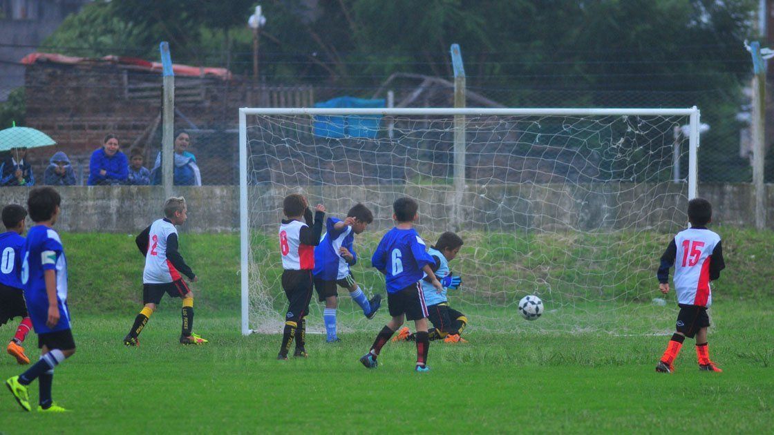 Los dirigentes de Atlético Palmira que golpearon e insultaron a los árbitros en un partido de fútbol infantil recibieron una sanción histórica.