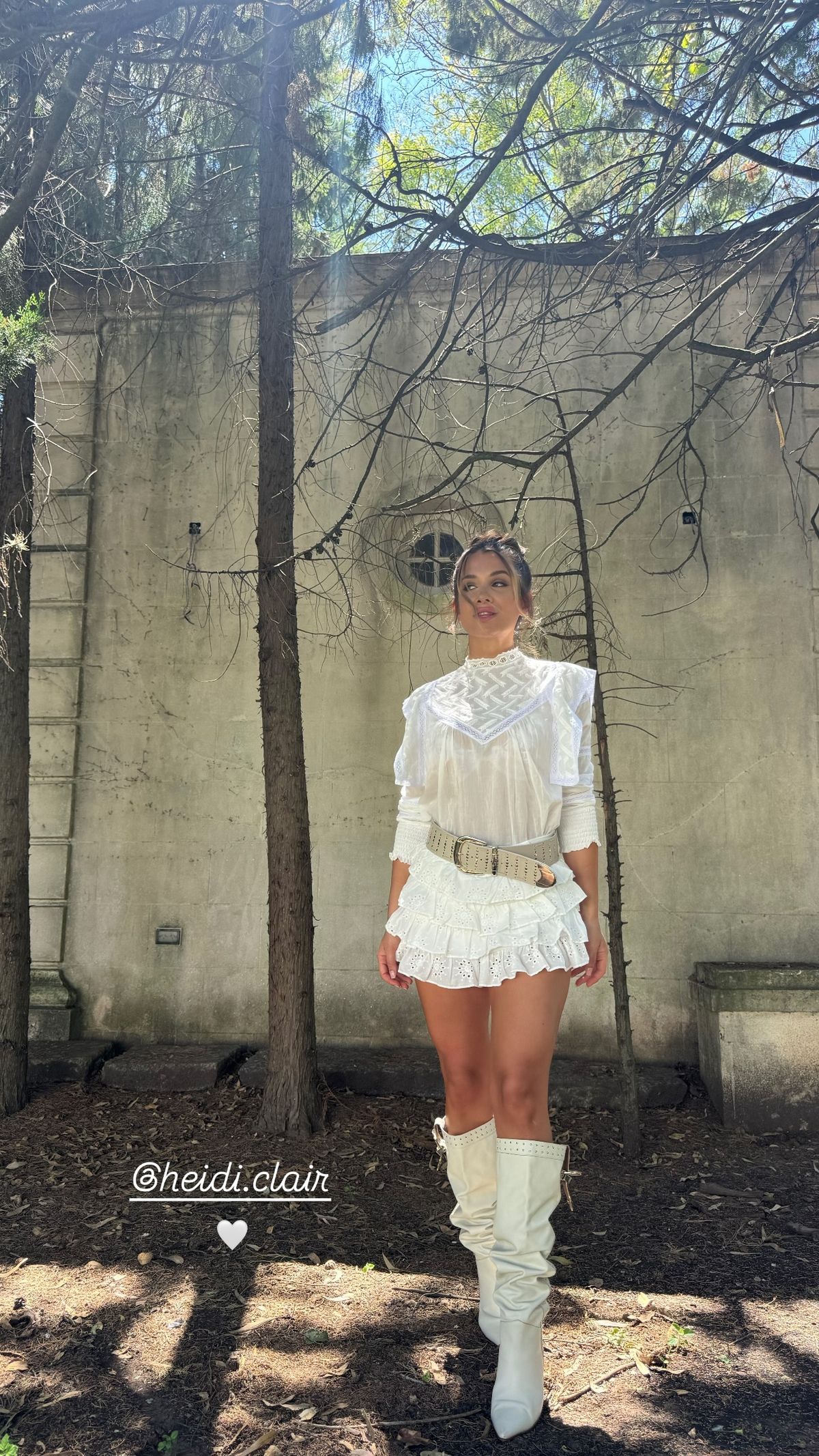 Camila Homs confirma que es la reina del off-white en clave coquette XS ultra al ras.