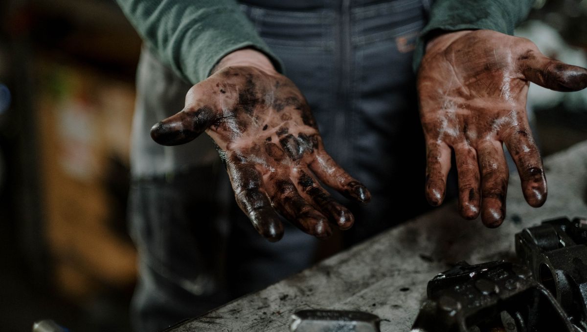 Manos con grasa y aceite. Manos con grasa y aceite.