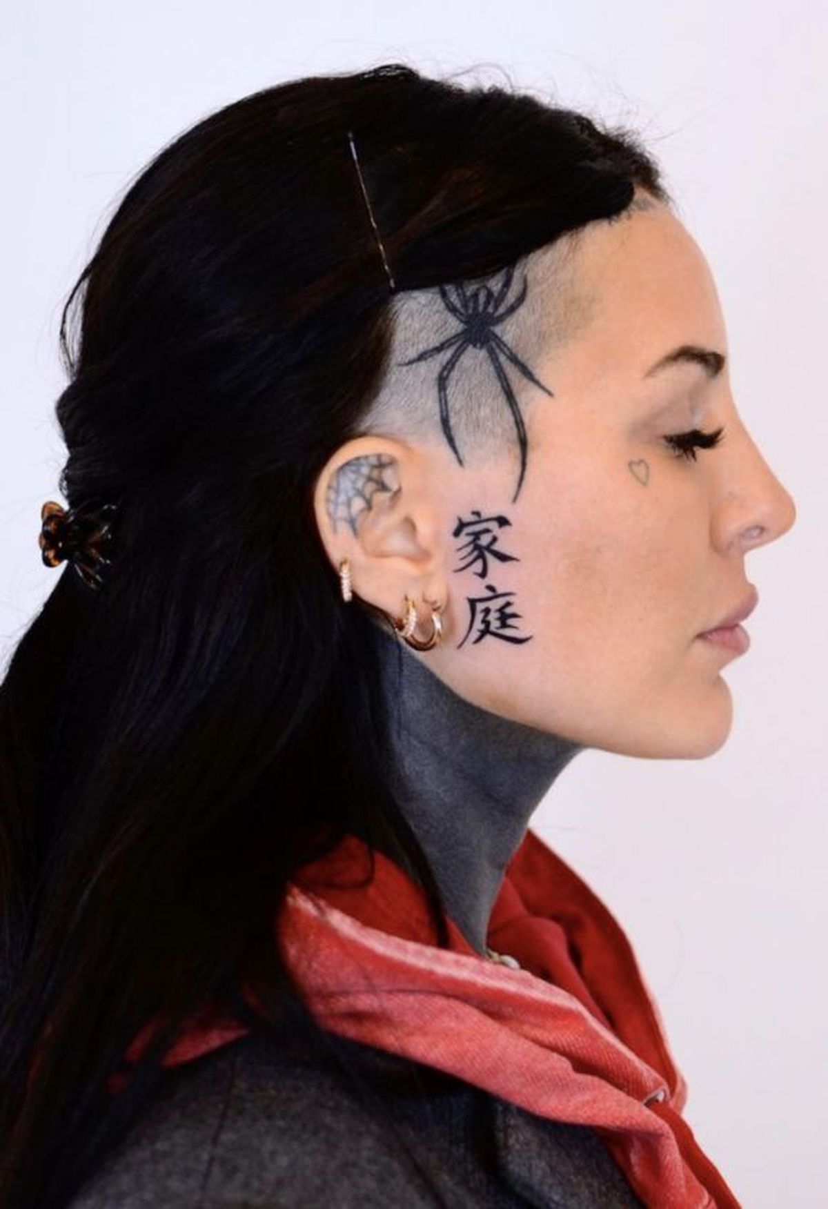 ¡Impactante! Cande Tinelli volvió a tatuarse el rostro