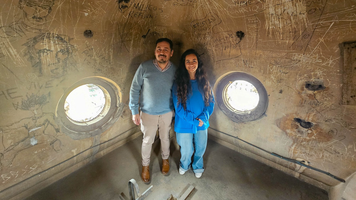 Leonardo y Mara Aguilera, padre e hija, en la cúpula del Pasaje San Martín, cuyas paredes son como una especie de Facebook de otros tiempos. Fotos: Nicolás Ríos. Leonardo y Mara Aguilera, padre e hija, en la cúpula del Pasaje San Martín, cuyas paredes son como una especie de Facebook de otros tiempos. Fotos: Nicolás Ríos.