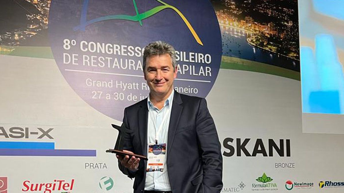 El Dr. Lusicic, cirujano plástico argentino, recibiendo su distinción como profesor extranjero.