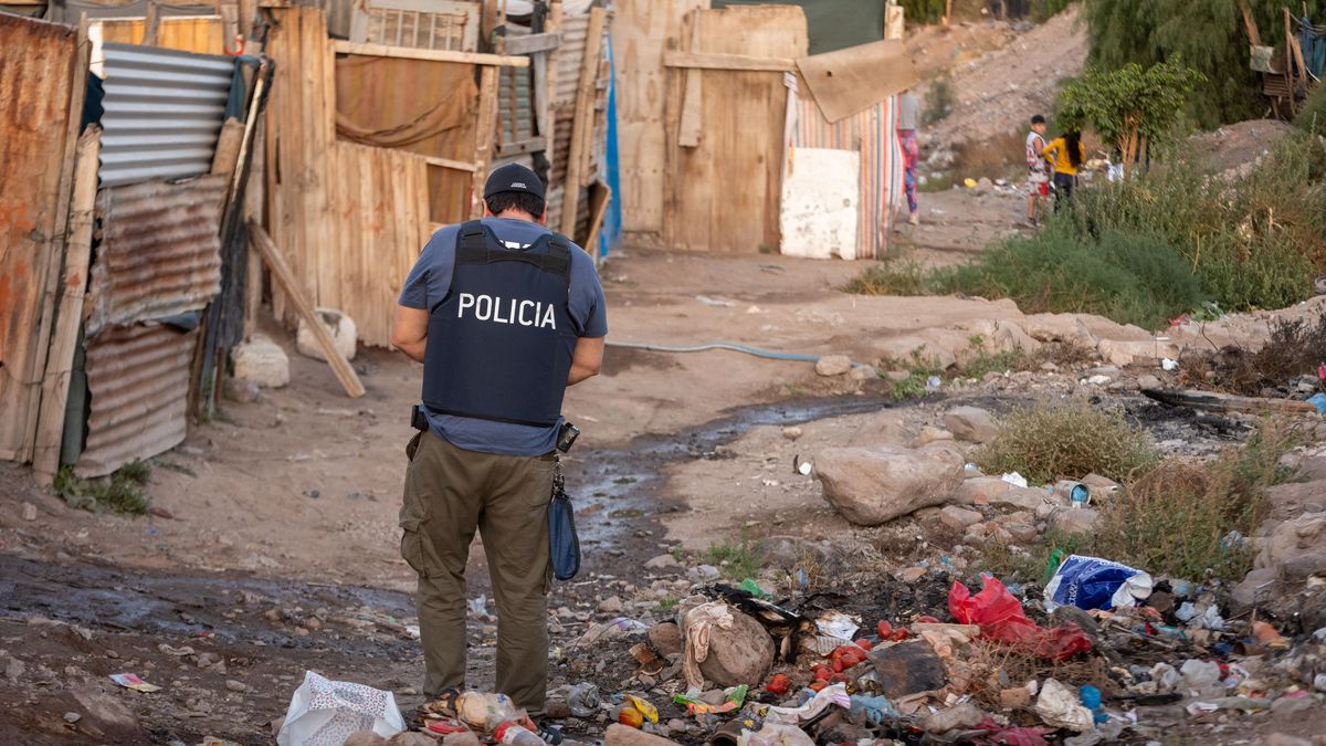 Los allanamientos fueron en el barrio 8 de Abril y en las inmediaciones de La Bastilla, en Las Heras. Los allanamientos fueron en el barrio 8 de Abril y en las inmediaciones de La Bastilla, en Las Heras.