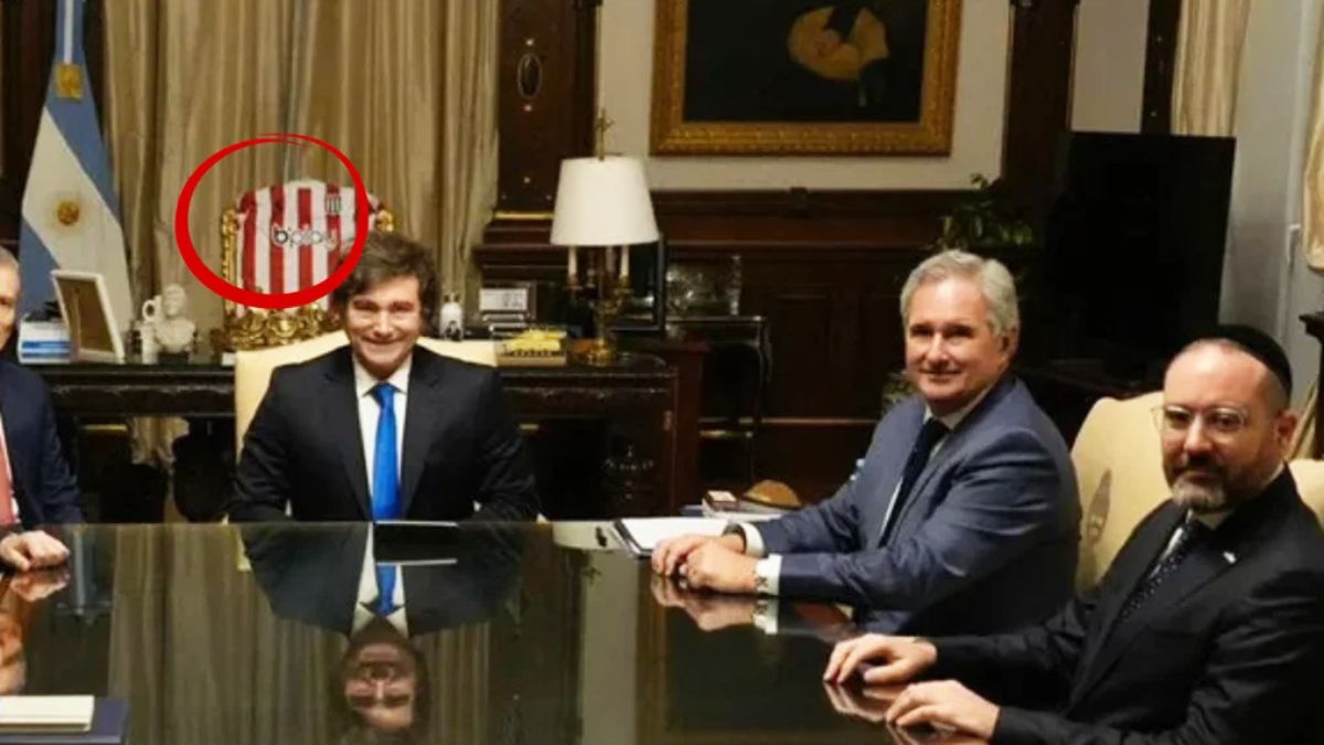 la foto de la pol&eacute;mica, que muestra como Javier Milei coloc&oacute; estrat&eacute;gicamente de fondo una camiseta de Estudiantes de La Plata.