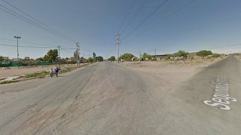 Le dispararon en la espalda y le robaron su auto