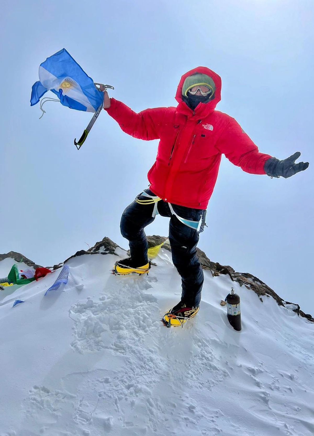 Juan Pablo con la bandera argentina a los 8.126 metros de altura. Juan Pablo con la bandera argentina a los 8.126 metros de altura.