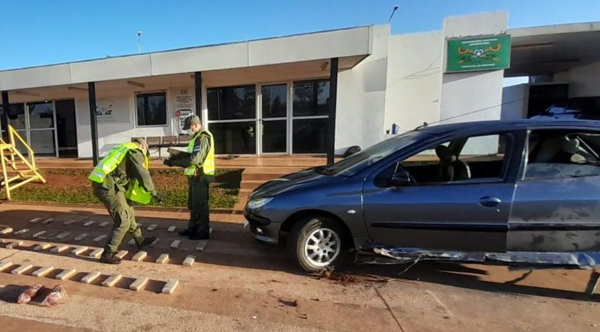 Efectivos de Gendarmería junto a la marihuna que era transsnportada en un Peugeot.