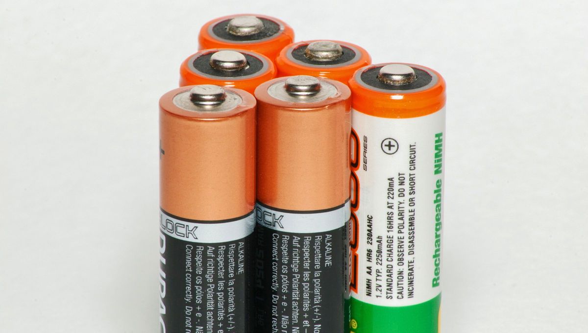 Las pilas viejas no solo son un tesoro por los materiales que contienen, sino que además pueden convertirse en objetos muy útiles para la casa. Las pilas viejas no solo son un tesoro por los materiales que contienen, sino que además pueden convertirse en objetos muy útiles para la casa.