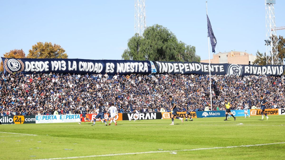 El marco de público fue lo mejor de la tarde.