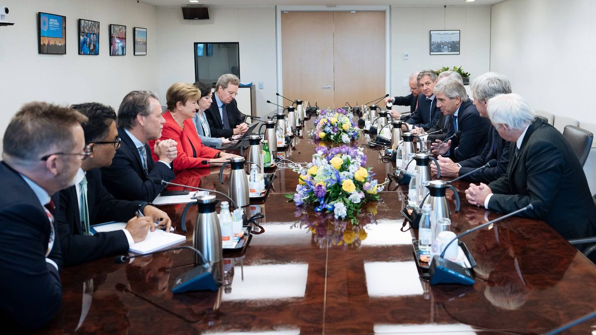 La titular del FMI, Kristalina Georgieva, se reunió con el ministro de Economía, Luis Caputo; el presidente del Banco Central, Santiago Bausili, y su vice Vladimir Werning; el secretario de Finanzas, Pablo Quirno, y el de Política Económica, José Luis Daza; y el representante ante el FMI, Leonardo Madcur. La titular del FMI, Kristalina Georgieva, se reunió con el ministro de Economía, Luis Caputo; el presidente del Banco Central, Santiago Bausili, y su vice Vladimir Werning; el secretario de Finanzas, Pablo Quirno, y el de Política Económica, José Luis Daza; y el representante ante el FMI, Leonardo Madcur.