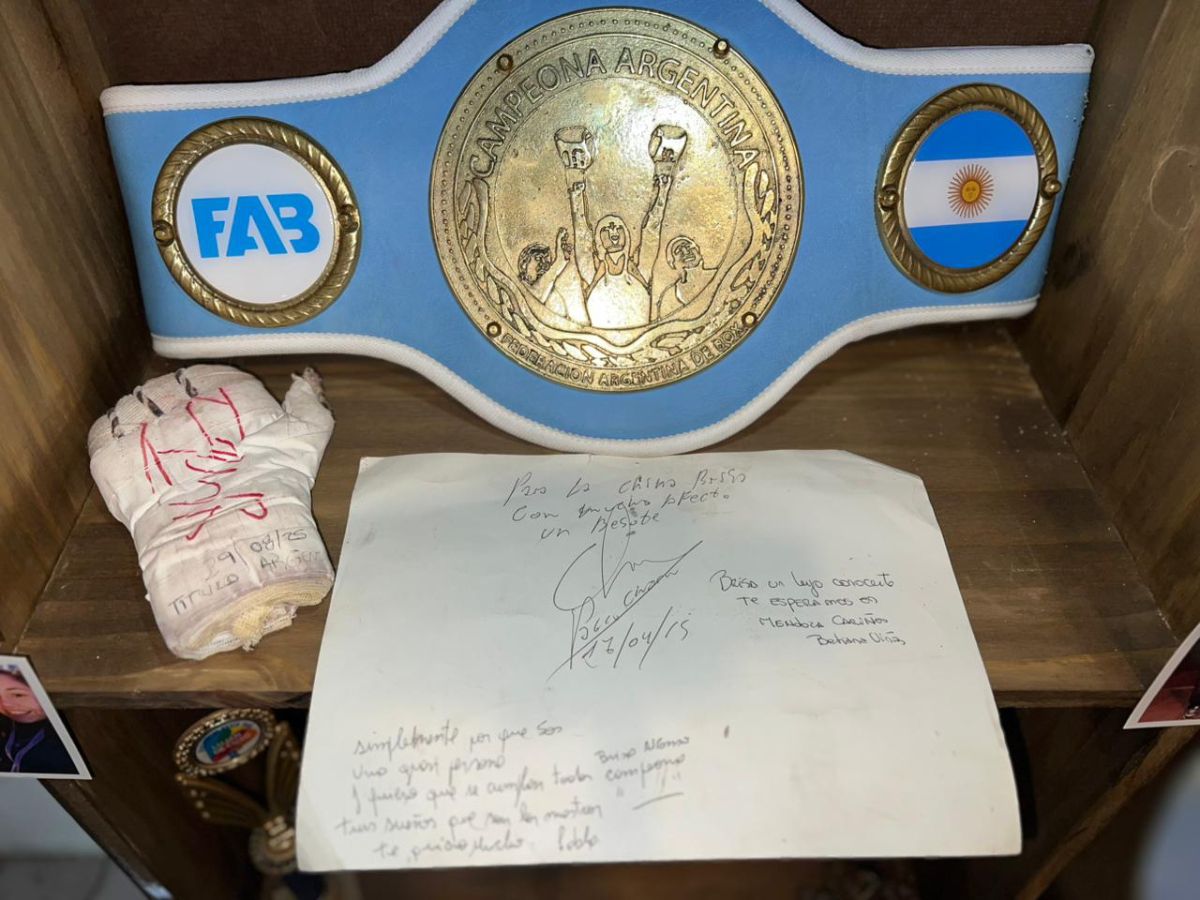 Los recuerdos que Brisa Alfonzo ha ido cosechando en su carrera box&iacute;stica junto a su faja de campeona argentina superpluma.